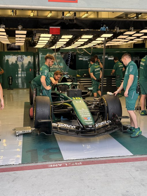 MsportXtra's tweet photo. #F1 #HappyTesting You would have thought Aston Martin wants the most out of the day after all the problems they have had, but they are still in the garage. #MsportXtra @JBMotorsportsX https://t.co/dWnRE9uLjt