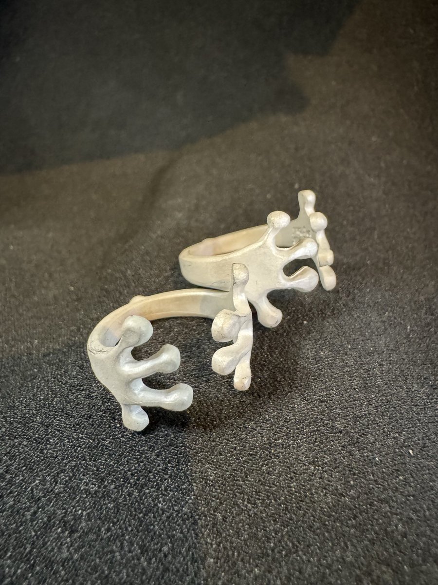 ARMSsilverworks's tweet image. カエルの手🐸🖐️のリングが出来上がりました😊
サイズは７〜13号のSサイズ
15〜21号のMサイズの２種類となります🐸
明日の朝仕上げますので😅三連休は店頭に並ぶ予定です、
気になる方は是非見に来てくださいねぇ〜🐸
#ARMS
#カエルの手
armssilver.com