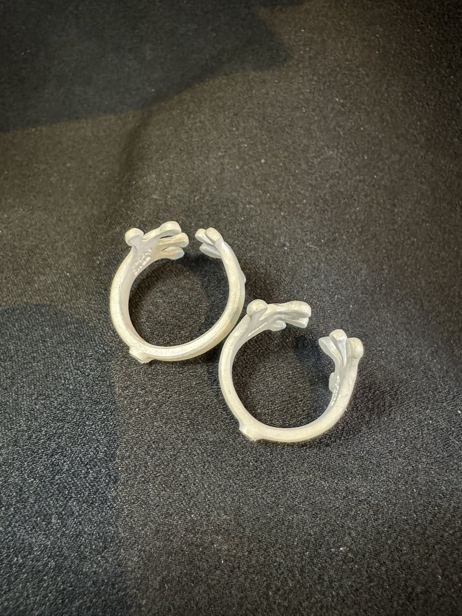 ARMSsilverworks's tweet image. カエルの手🐸🖐️のリングが出来上がりました😊
サイズは７〜13号のSサイズ
15〜21号のMサイズの２種類となります🐸
明日の朝仕上げますので😅三連休は店頭に並ぶ予定です、
気になる方は是非見に来てくださいねぇ〜🐸
#ARMS
#カエルの手
armssilver.com