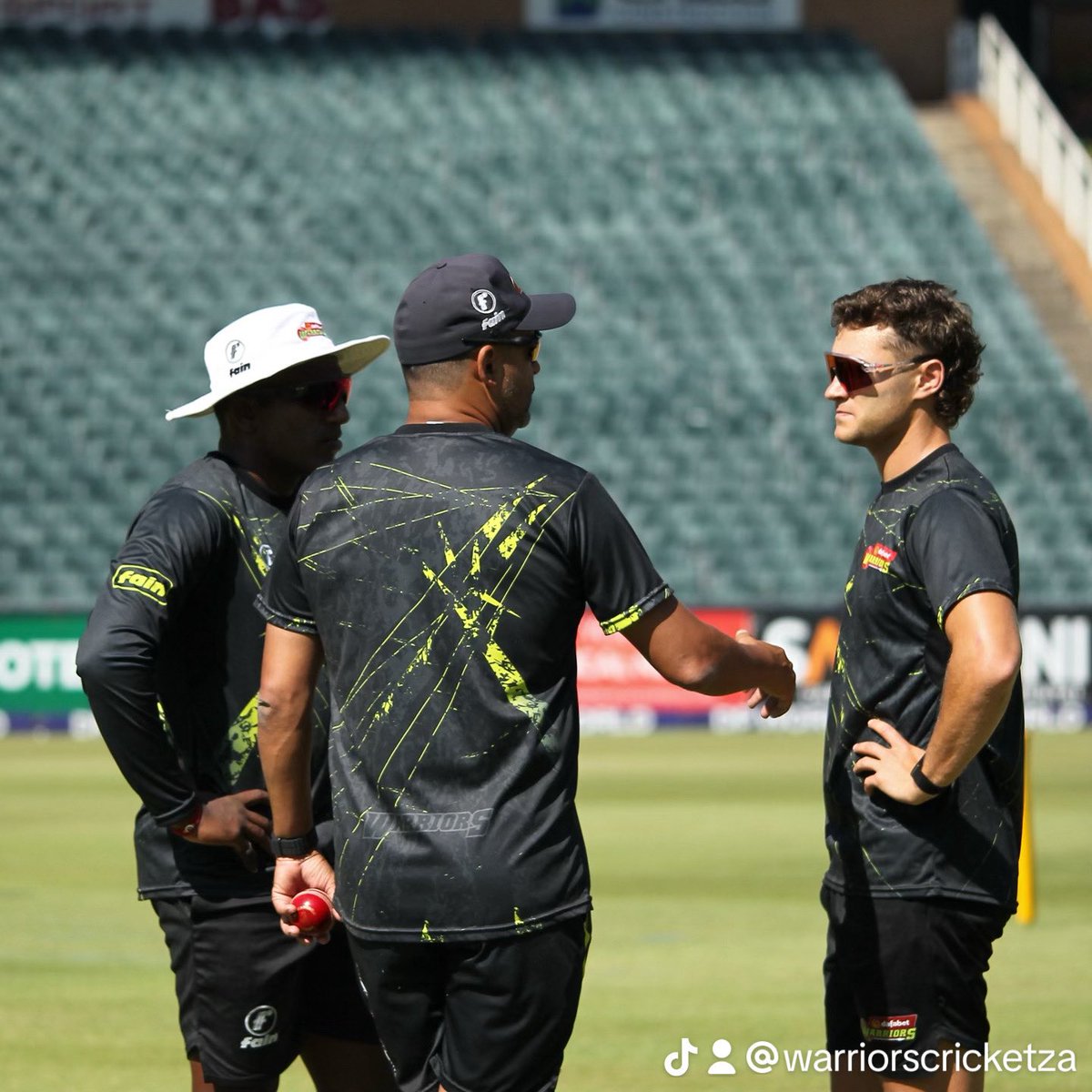 WarriorsCrickEC's tweet image. Final warm-ups are done, and the stage is set for Day 3 of the #4DaySeries at the Bullring🏟️

Catch every ball live on the CSA YouTube Channel📱

#WozaNawe #4DaySeries
#WarriorWay #DafabetWarriors