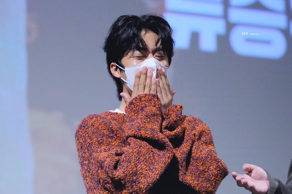 객석 사이사이를 휘젓고다니는 무인계의 마에스트로(카메라 돌리세요~) 씹쾌남의 과거가 이 푸딩이엇다니 안믿겨