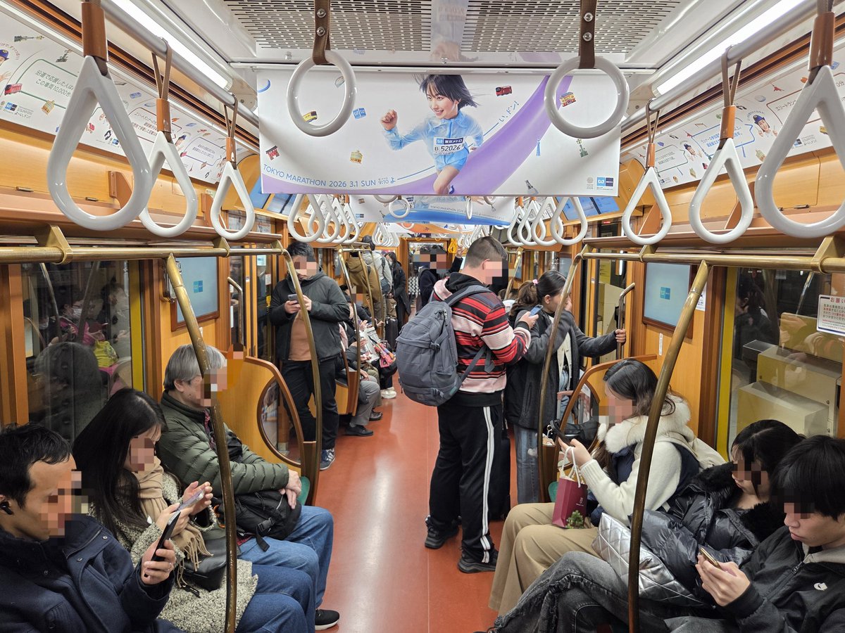 東京メトロ銀座線1000系の特別仕様車の内装です🚇💡 全体的に阪急を