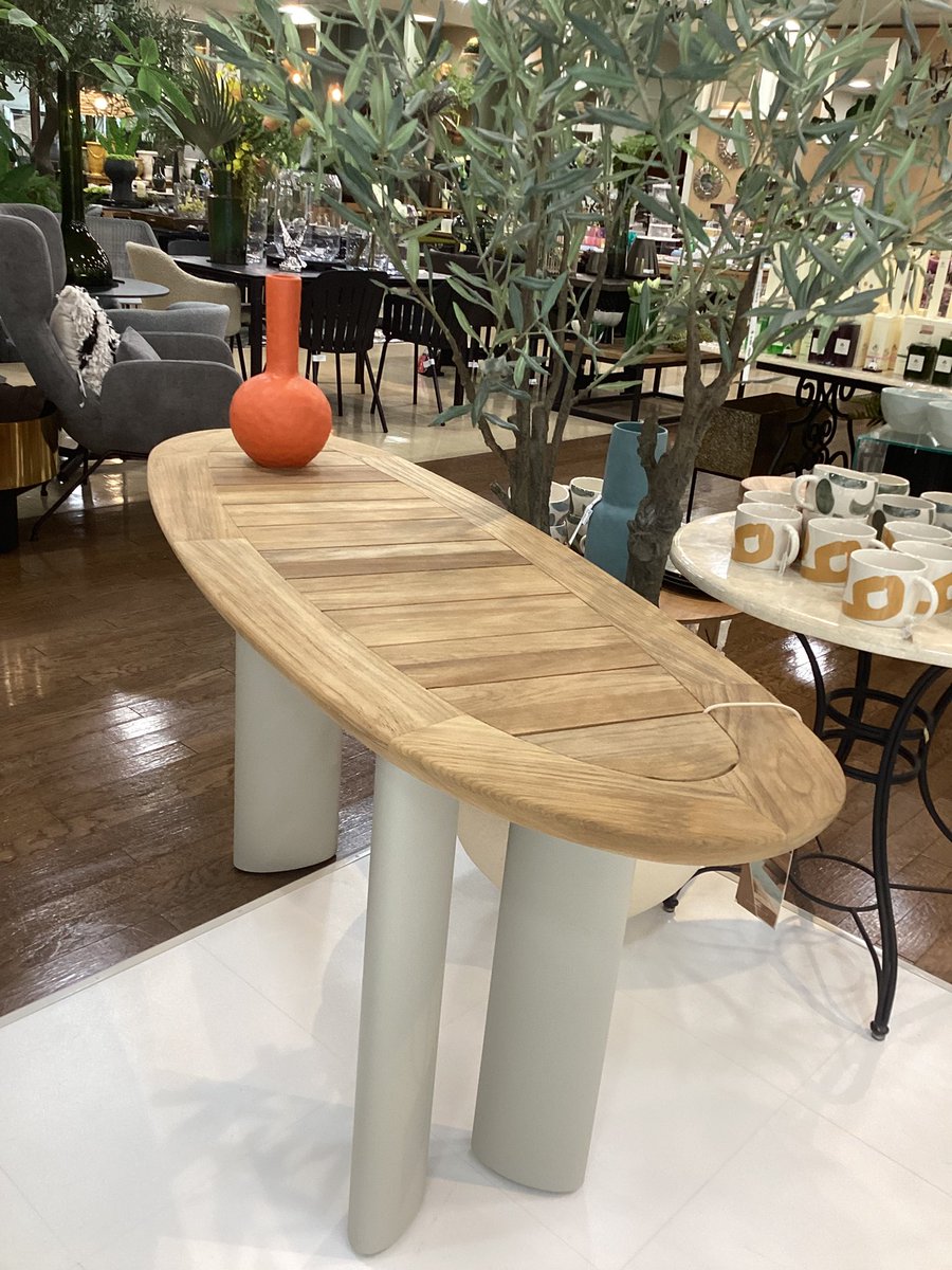 脚や天板デザインが可愛いいコンソールテーブル😍 オランダ🇳🇱から