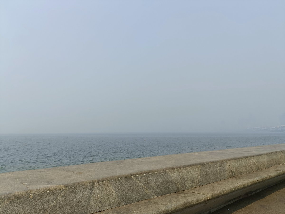 rushikesh_agre_'s tweet photo. Visibility collapse at Marine Drive &amp; many parts of Mumbai since morning. Malabar Hill out of sight. https://t.co/K4DonIMclI
