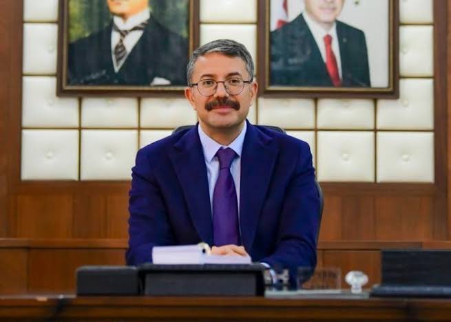 Ali Çelik – Gönüllerin Valisi

Hakkâri’ye atandığı ilk günden itibaren bu şehri sadece yöneten değil, yaşayan bir ahali gibi benimseyen Sayın Valimiz; makamın ağırlığını değil, gönlünün samimiyetini taşıdı.

İl ve ilçelerimizde vefat eden her vatandaşımızın taziyesinde bulunarak