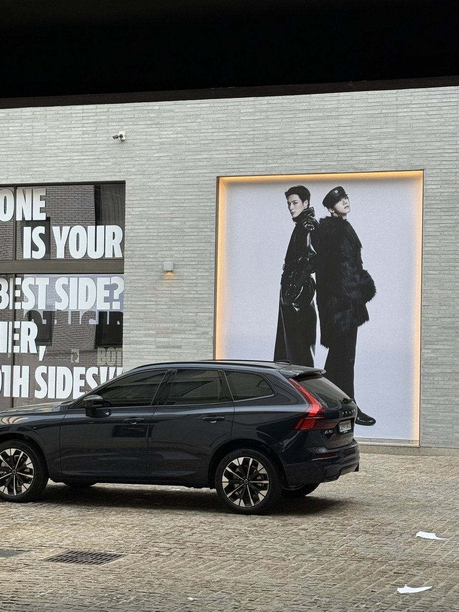 they’re setting up the jnjm pop up AAAAAAA