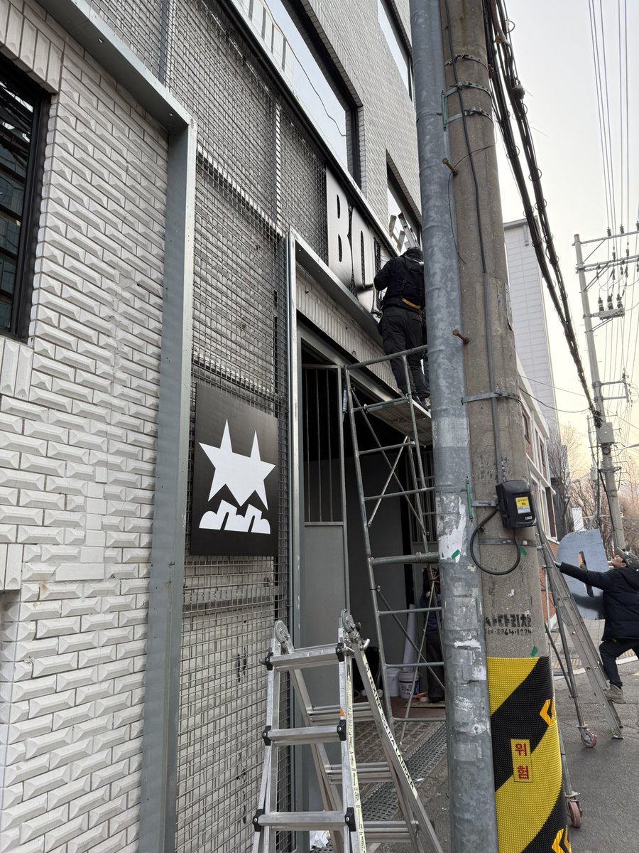 กิ้ดด ชั้นอยากวาร์ปไปอยู่เกาหลีมากคุนน้า ㅜㅜ เขาเซตงาน pop up ของยูนิต JNJM เเล้วอะ มาในธีมขาวดำ เเล้วรูปเซตที่เลือกมาขึ้นคือให้ล้านเต็มสิบเลย ยิ่งใหญ่ เกรียงไกร BOTH SIDES ยูนิตอีสเกาบี๋ของจริง ตุ่นเต้นอะ 🐶🐰💘