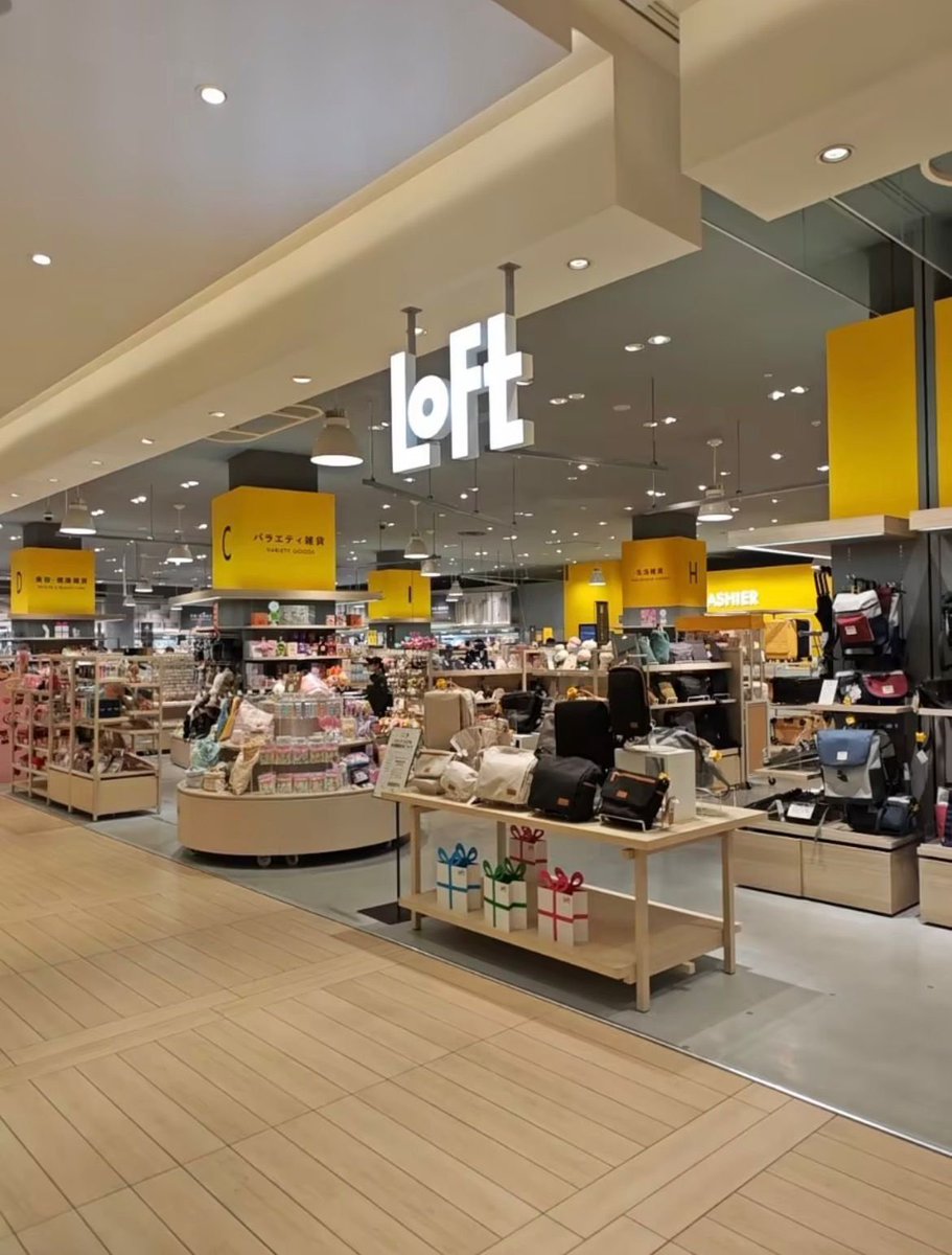 dhgrr758's tweet photo. ���本の大型ライフスタイル雑貨店、
 ロフト。
コスメ・お菓子・インテリア・文具まで何でも揃っていて、とにかく楽しい。
人気IPとのコラボ商品も豊富で、トレンド系は早めにチェック必須。
季節限定も充実していて、
春は桜やいちごのピンク系アイテムがずらり。 🌸✨ https://t.co/HcxiZMnolj