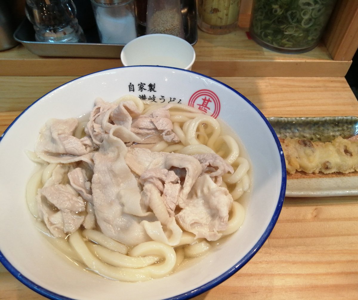 nobpa's tweet photo. 高田馬場の肉讃岐甚三で肉うどんとちくわ天
乗換の高田馬場でうどんを食べようと調べて発見
戸山口を出て歩行者トンネル抜けるとすぐだった
学生さんが食券機でなんやら悩んでいてお先にどーぞとされこちらは悩むことなくポチポチ
着席後待つこともなく美味しく頂いてスムーズな昼食
御馳走様でした https://t.co/0aYhPgrYQ7