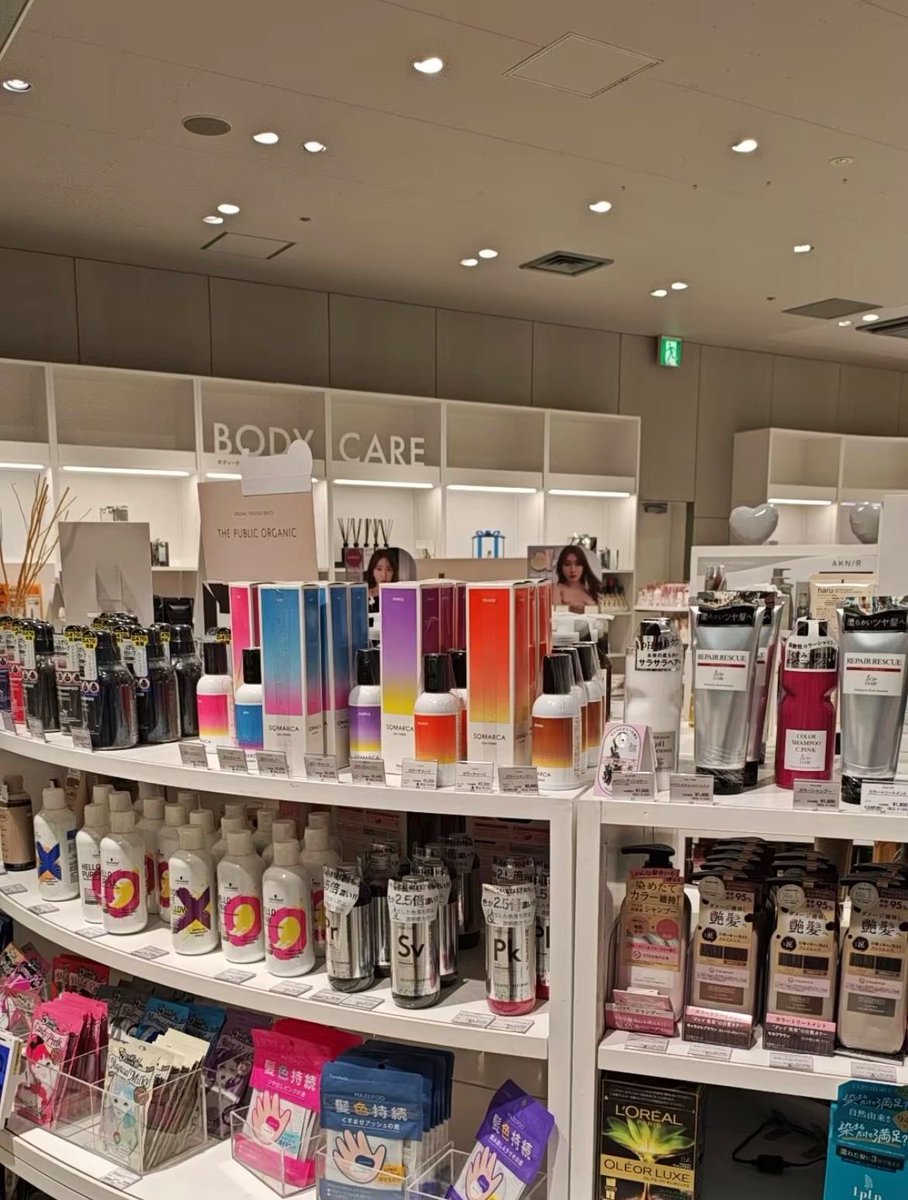 dhgrr758's tweet photo. ���本の大型ライフスタイル雑貨店、
 ロフト。
コスメ・お菓子・インテリア・文具まで何でも揃っていて、とにかく楽しい。
人気IPとのコラボ商品も豊富で、トレンド系は早めにチェック必須。
季節限定も充実していて、
春は桜やいちごのピンク系アイテムがずらり。 🌸✨ https://t.co/HcxiZMnolj