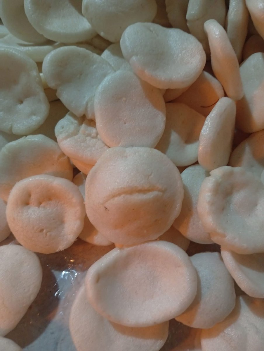 sinisetordulu's tweet image. Kerupuk udang buat ngemil pas buka