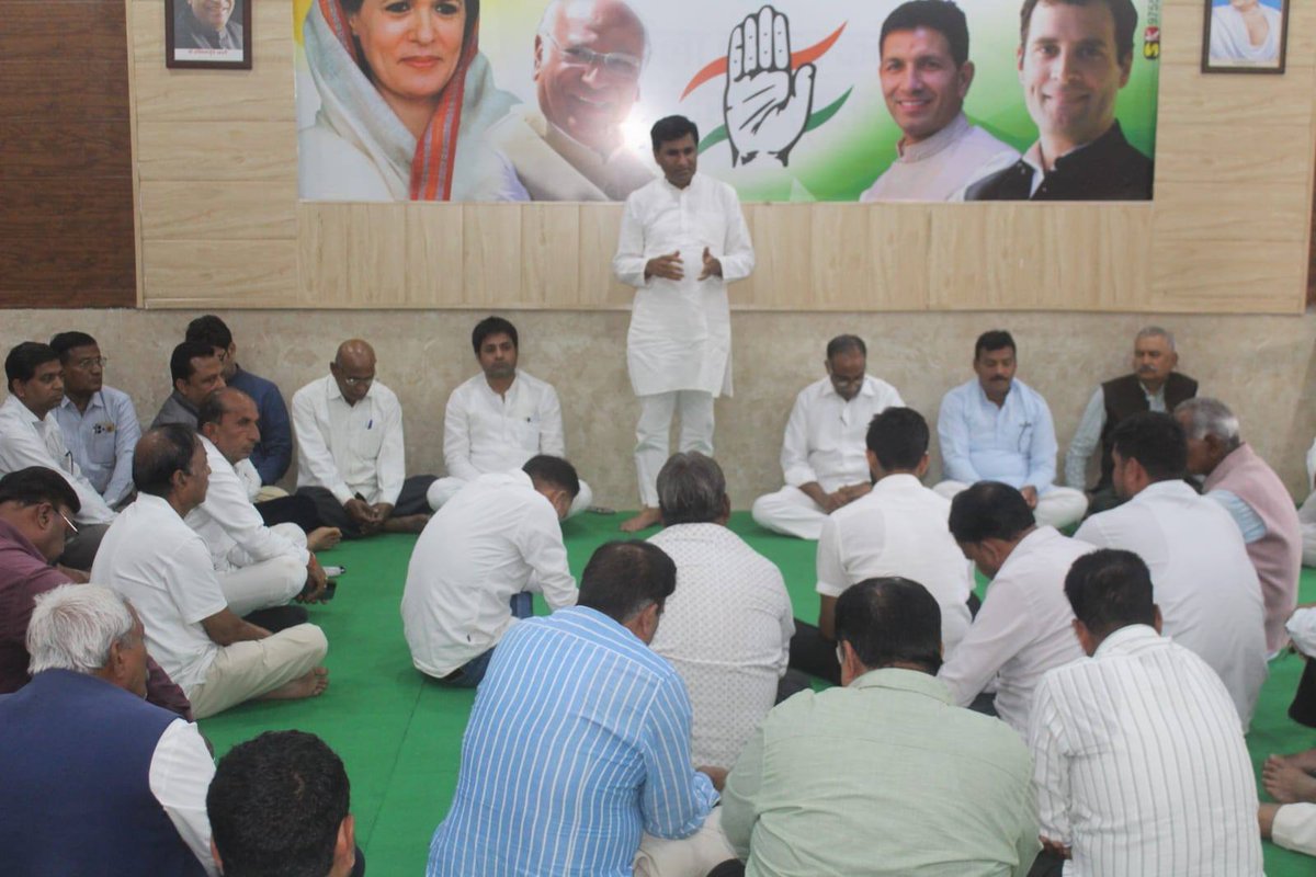 मध्यप्रदेश कांग्रेस कमेटी द्वारा 24 फरवरी को भोपाल में आयोजित विधानसभा घेराव के सन्दर्भ में, मंदसौर में जिला अध्यक्ष श्री महेन्द्र सिंह गुर्जर जी की उपस्थित में जिला कांग्रेस द्वारा बैठक आयोजित कर ऐतिहासिक उपस्थिति हेतु कार्ययोजना तैयार की गई.