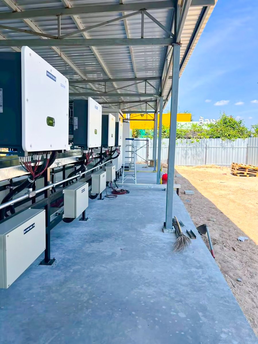 SZ_SOFARSOLAR's tweet image. 𝗪𝗵𝗮𝘁 𝗹𝗮𝘀𝘁𝘀 𝗼𝗻 𝘀𝗶𝘁𝗲 𝗺𝗮𝘁𝘁𝗲𝗿𝘀 𝗺𝗼𝗿𝗲 𝘁𝗵𝗮𝗻 𝗽𝗮𝗽𝗲𝗿. Our 1.25 MW solar PV project in Thailand uses 𝗦𝗢𝗙𝗔𝗥 𝟭𝟮𝟱𝗞𝗧𝗟𝗫-𝗚𝟰 inverters for reliable, efficient energy. Learn more: #SOFAR #RealProjects #SystemDesign #EnergyStorage #Thailand