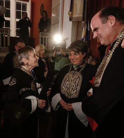 fortsakis's tweet photo. Σε ποιον ανήκει η τιμή;
Στη μεγάλη Δασκάλα μας;
Ή στο Πανεπιστήμιό μας;
Τιμή στο Πανεπιστήμιο μας και δική μου προσωπική ως Πρύτανη, που δέχτηκε να την ανακηρύξουμε Επίτιμη Διδάκτορα μας. https://t.co/0mCcJPwxZb