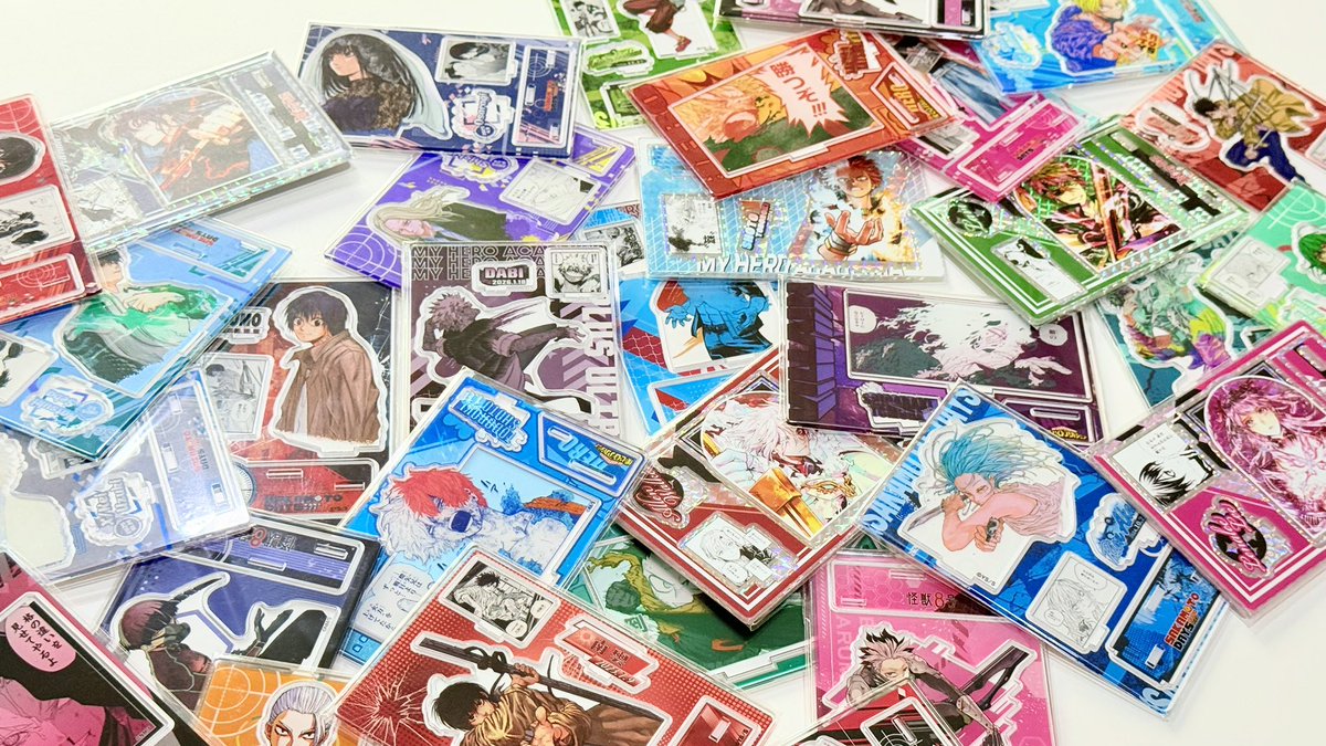 tykia___'s tweet photo. ว่าด้วยเรื่องของสแตนเกิดจากค่าย JUMP ᯓ☆

ถ้าถามกี้ว่าสแตนงานไหนควรค่าแก่การเก็บที่สุด กี้จะแนะนำงานสแตนเกิดตลอดเลยค่ะ 😆

เป็นสแตนที่ถ้าพลาดของปีนั้นๆไป อาจไม่มีโอกาสได้ตามเก็บอีก ถึงแม้ว่าหลังๆจั๊มพ์จะเปิดทั้งรอบพรี รอบพร้อมส่ง แล้วก็เปิดให้พรีอีกรอบก็เถอะ 😂

แต่บางงานคือถ้าผ่านไปแล้วจะหายากมากๆ รีเซลกันราคาตาแตก (เช่นสแตนนารุมิ สแตนพี่โมะรุ่นเก่าๆ เป็นต้น😔)

เคยมีลูกค้าถามกี้ว่าสแตนเกิดเหมือนกัน บางอันขนาดก็เท่ากัน แต่ทำไมราคาถึงต่างกันละคะ 🤔

สแตนเกิดของแต่ละปี ถ้าสังเกตดีๆ จะมีคอนเซ็ปต์กับเทคนิกการพิมพ์ต่างกันค่ะ

(เขียนจากปสก+หาข้อมูลเพิ่มเติมน้า อาจผิดพลาดหรือไม่ตรง 100% ได้ค่ะ)