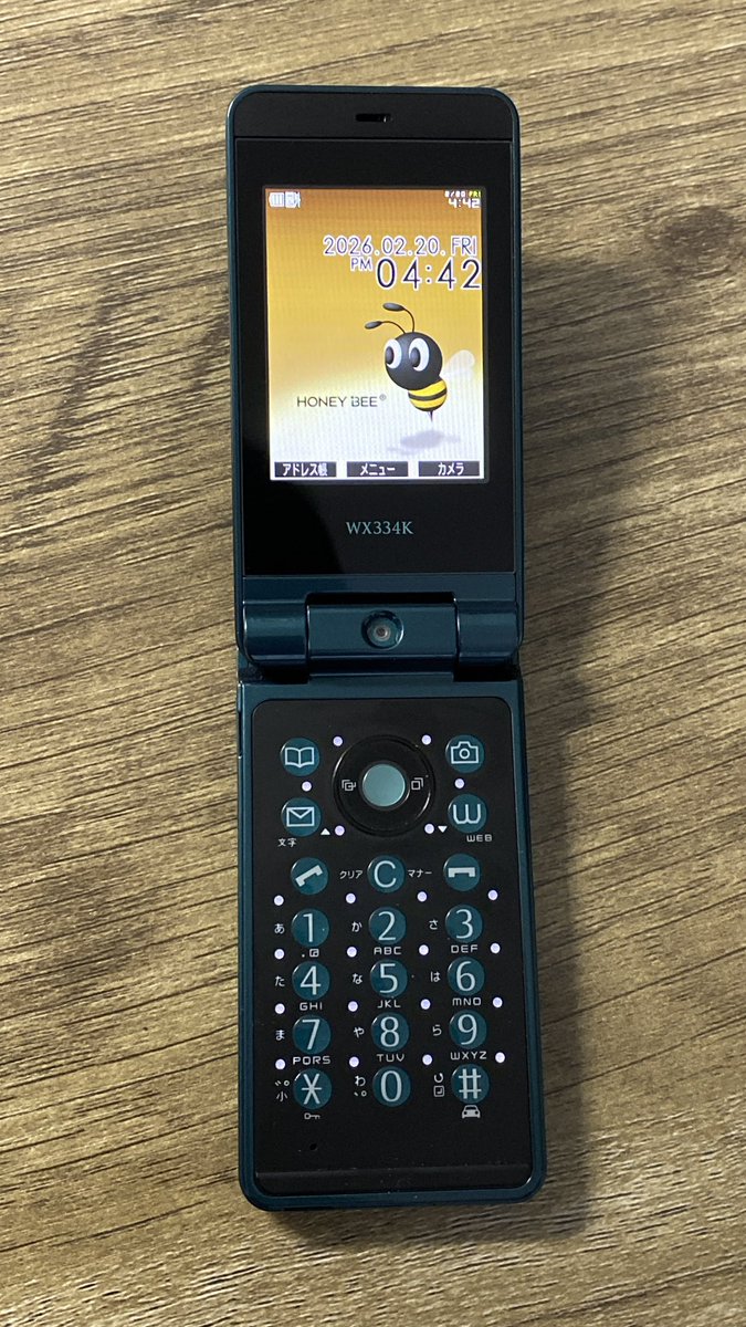 IITaichi127's tweet photo. @docomo 最初の携帯は半年前にコレクションとして買ったウィルコムのHONEY BEE BOX(WX334K)
ボタンのイルミネーションが綺麗で買ってしまった https://t.co/4J4Ew2B5rA
