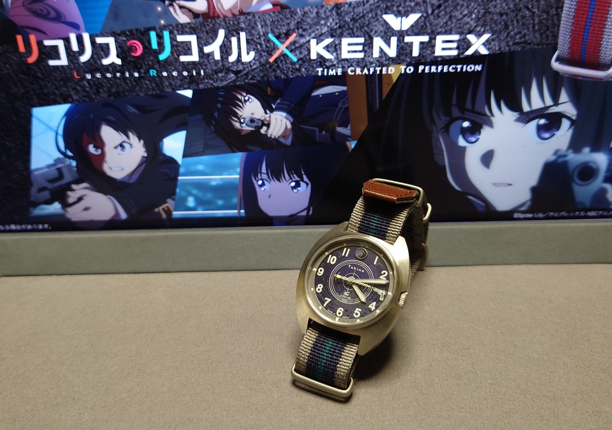 selzio's tweet image. 今日は外出してないのでネタ投稿。
KENTEX リコリス・リコイル 井ノ上たきなモデル36mm。
ちょっとハミルトンっぽいｗ
実はアニメも大好物でして。
にしてもジジイがリボンの付いた時計って、どうなんだ。。。
でも秒針で弾丸飛ばしてるし
まぁいいかｗ
#KENTEX  #リコリス・リコイル  #井ノ上たきな