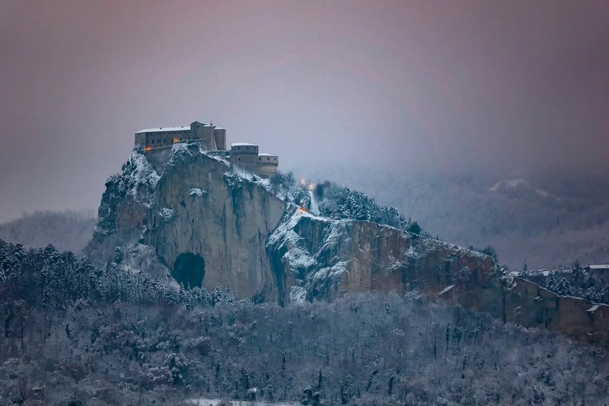 Uno dei borghi più belli d'Italia si trova in Emilia-Romagna e precisamente a Rimini.

La Rocca di San Leo è suggestione allo stato puro.
Non è soltanto una meta turistica.
È un luogo magico, in cui il cielo e la terra si incontrano e si abbracciano.

È un luogo eterno ed etereo.