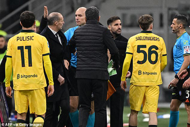 Massimiliano Allegri blasted Cesc Fabregas after Milan’s draw with Como, calling him an “idiot” for grabbing Saelemaekers during a counterattack. Allegri was sent off while Fabregas escaped with a yellow, later apologising for the incident as tensions spilled over. #SerieA