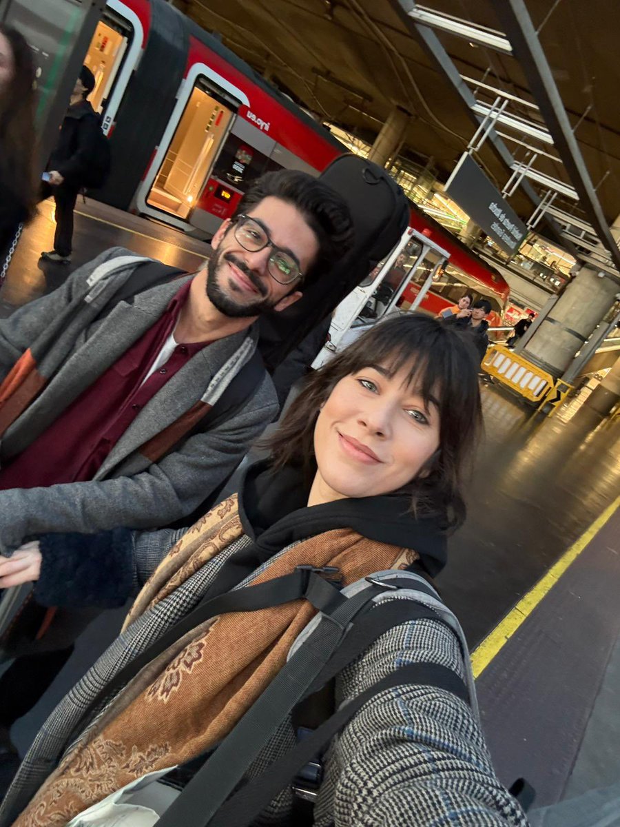 Nos vamos a Barcelona con 75 personas esperando nuestro concierto. Muyyyy ilusionados y agradecidos. Seguimos currando 💪🏻

Mañana sábado a las 20.30 en New Fizz 

<a href="/ChloeBirdMusic/">Chloé Bird</a>