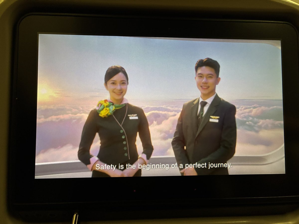 エバー航空の機内安全ビデオ、全体的に変わっていた。「你好。就是你