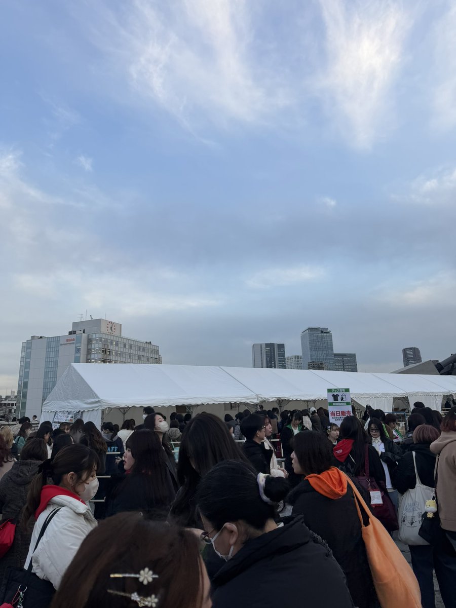 k50585463's tweet photo. @54__page グッズ販売前にいるのですがこちらにいるのですが来ていただくこと可能でしょうか？ https://t.co/2WnAwRLXjn