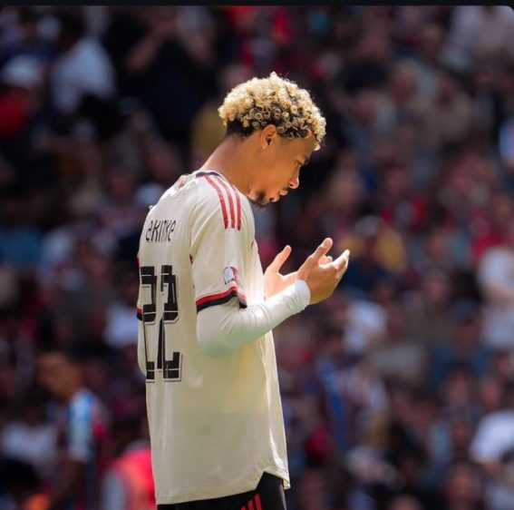 FaktaSepakbola's tweet image. Wawancara terbaru H. Ekitike dengan Liverpool, tentang puasa Ramadhan. 

Ekitike: "Perkenalkan saya Hugo Ekitike dan saya seorang Muslim"

🎤: "Apa makna Ramadhan bagi Anda?"

Ekitike: "Saya pikir ini adalah bulan yang baik untuk lebih mendekatkan diri dengan agama dan kerabat