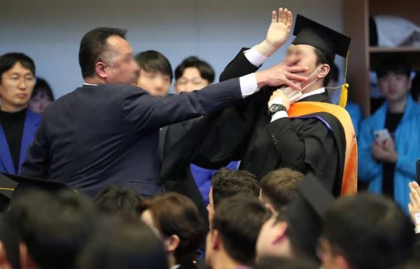 이 분이 윤석열 시절에 아래 사진 일을 당하신 본인이신데 이 트윗은 “나만 할 수 있는 개그”같은 느낌임 ㅋㅋㅋ🤣