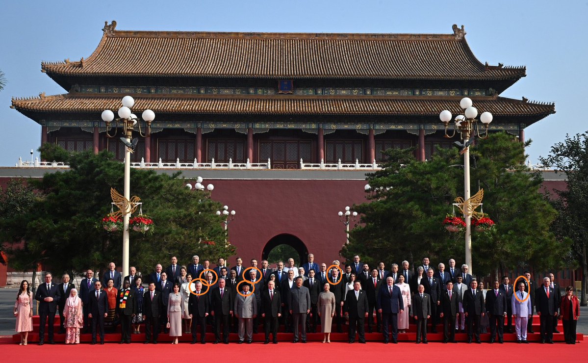 TxtdariHI's tweet image. Sama AS dipinggir, sama Cina ditengah 

Ini pertanda apa?