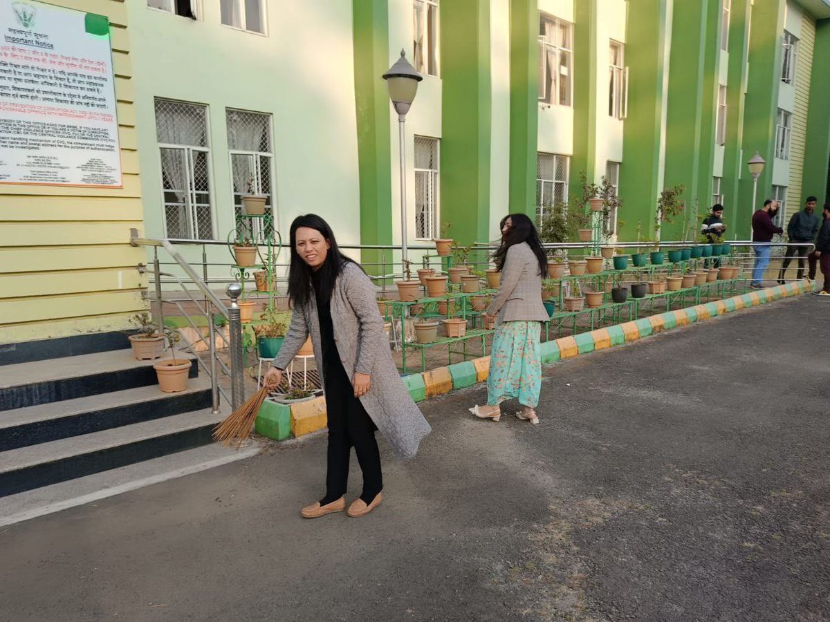fci_nef's tweet image. Under #SwachhtaPakhwada2026, FCI Regional Office Shillong conducted a vibrant cleanliness drive on 18 Feb 2026! Committed to a cleaner tomorrow. 🌿🧹 #SwachhBharat #FCI #CleanIndia