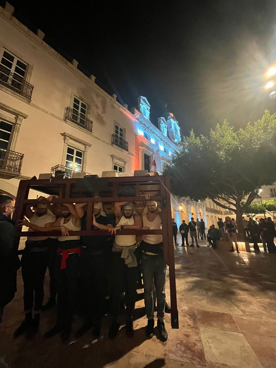 PrendimientoAlm's tweet photo. 📸 Anoche la cuadrilla alta de costaleros del paso de misterio del Señor del Prendimiento, comenzaba sus ensayos, que nos dejaba imágenes como estas.

La espera que se ve en #elPrendimiento26 https://t.co/u7UW7UIlIJ