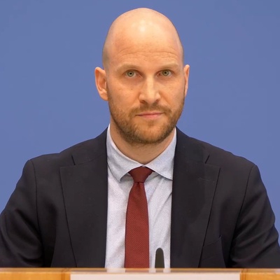 Guten Morgen aus Moskau! Für die Zeit danach, die zweifellos kommen wird, sollte man sich die Gesichter derer merken, die mitgemacht, den Weg in den Totalitarismus bereitet und seine Rückkehr aktiv unterstützt haben. Es dunkelt wieder in Deutschland.