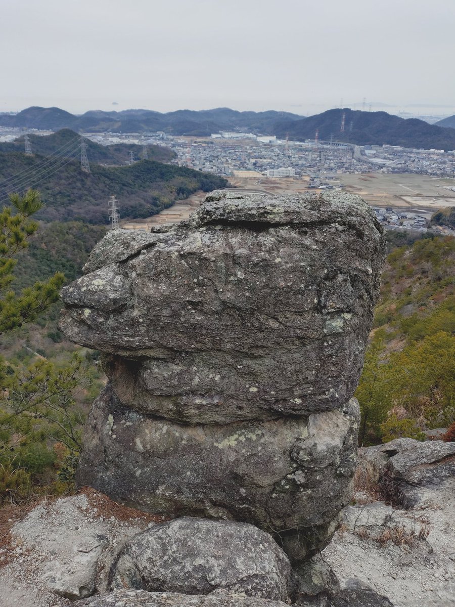 24dash3's tweet photo. 奇岩　ゴジラ岩
一見ただの岩だけど下から見ると3つの岩が重なったように見える。 https://t.co/ewDiDWpjdJ
