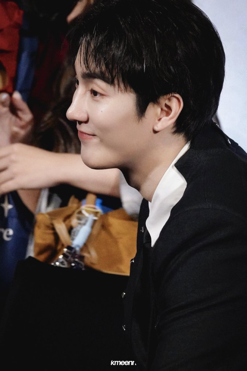 omg….his side profile is insane😳😳😳