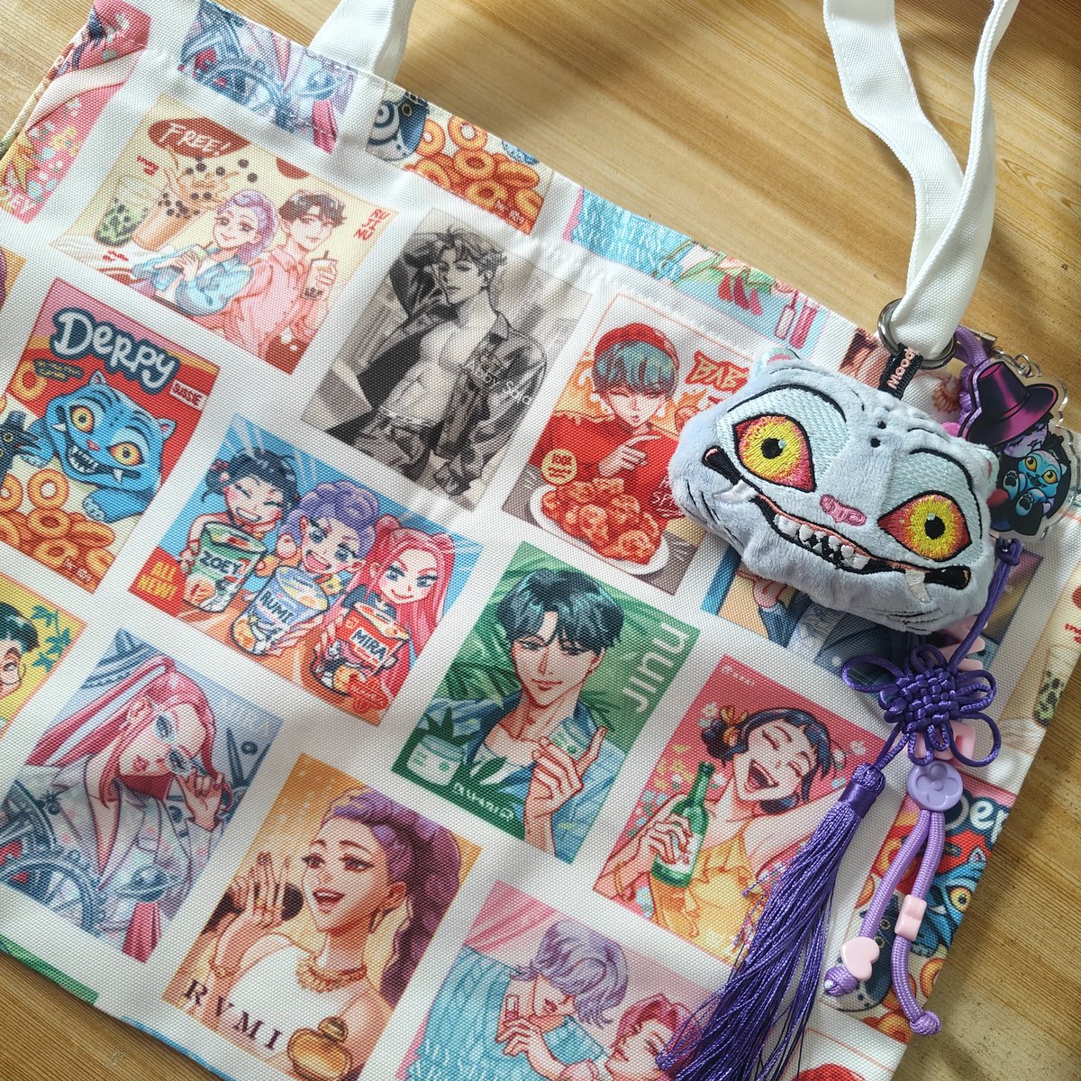 PUFFB0X's tweet photo. 💌 Love Mail

IM SO OBSESSED WITH @munette's TOTE BAGS

I think the only one that I haven't gotten is the Chainsaw man ver cause I haven't watched the show yet HAHAHAHAH 

It's like I'm collecting infinity stones 😂💖 https://t.co/AsxQYB6J4W