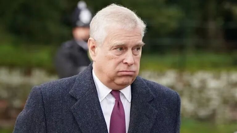 【英チャールズ国王の弟・アンドルー元王子が逮捕、数時間に釈放】英国のチャールズ国王の弟であるアンドルー元王子が2月19日、公務上の不正行為の疑いで警察に逮捕されました。アンドルー元王子は数時間後にわたり拘束された後、釈放され、車で警察署を後にしました。japanese.cgtn.com/2026/02/20/ART…