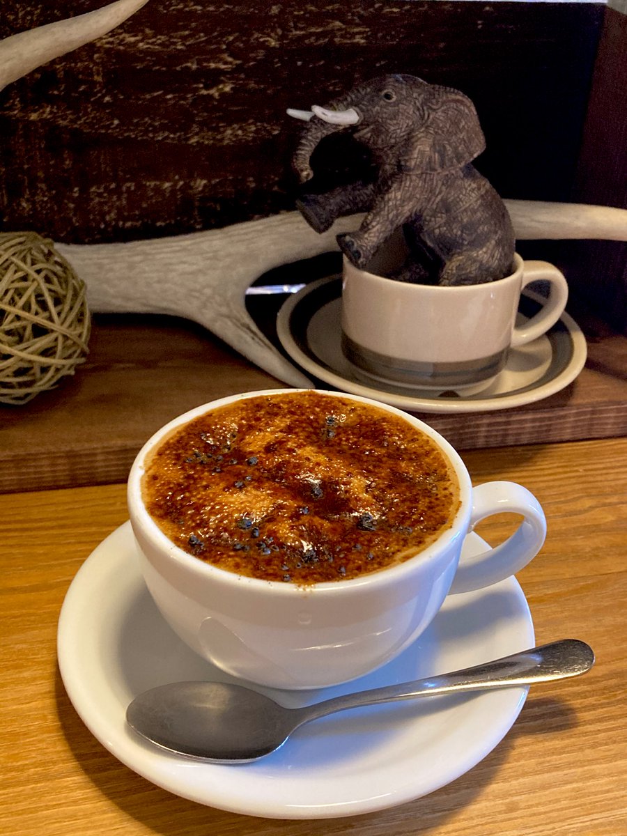 載せてなかった写真達発見💡
東川町、Wednesday cafe&amp;bakeさんで、バターキーマカレーとクレームブリュレラテ🍛
個別のお値段忘れちゃった…カレーが¥1200、ラテが¥760くらいだったはず🤔
こちらのお店は何を注文してもお洒落で美味しい、飲み物の量たっぷり、雰囲気が良くて時々行っているのです☺️