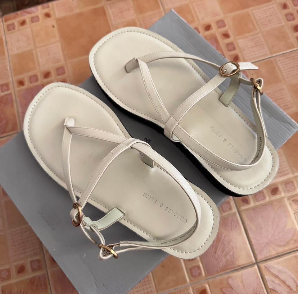 ส่งต่อเสื้อผ้า รองเท้า กระเป๋า 🤍 tweet media