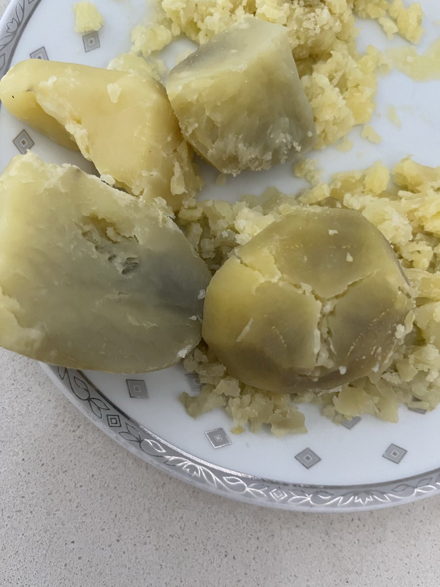 Migrostan aldığım patates.Haslama sonrası patatesin hali. Öncesinde ne filizlenme ne de renk değişikliği yoktu. Ne yiyoruz acaba?!🤦‍♀️🤔#patates #migros