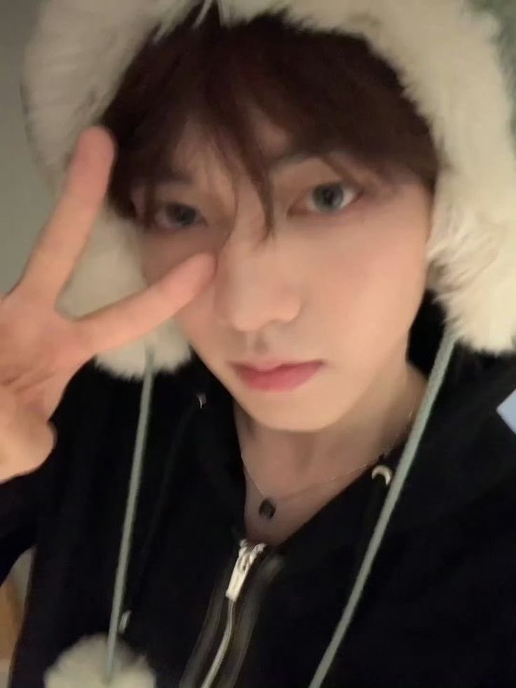 kigumisty's tweet photo. @moduzheyi @sunshine_hengyu Junseong: Ni hao Zheyi
Zheyi: Who is this?
Z: Iβm moving #JUNYI
Kristy: A duo we made up
Skye: Who is that? https://t.co/7HhzQPpC50