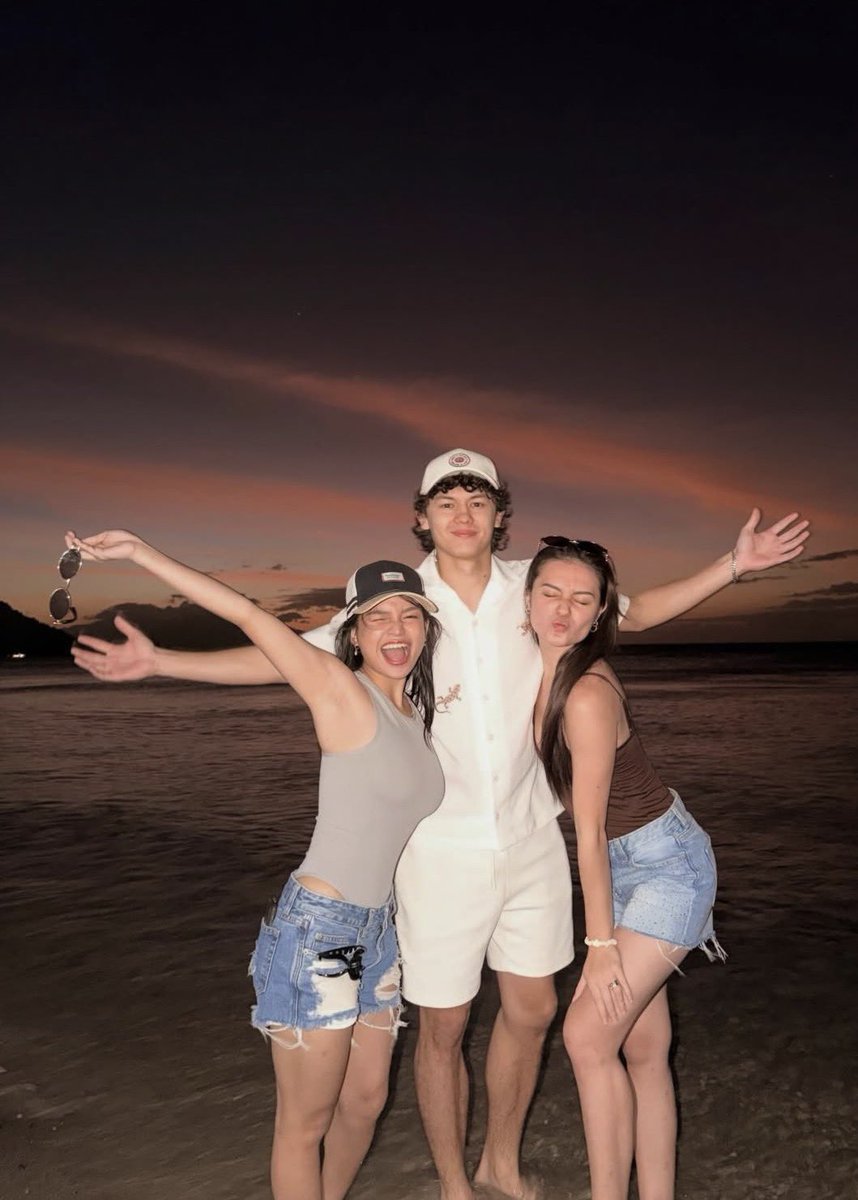 honeyyui29's tweet photo. Bookclub sightings with their ganap.
Charlie with BC on set of Hotel 88
Rest day, spent well with XyKish.
Solo ganap ni Ac, we miss you AC B.!

#TheBookClub
#JoshFord #KiraBalinger
#AzMartinez #XyrielManabat
#AcBonifacio #CharlieFleming https://t.co/3zoPcbPDHW