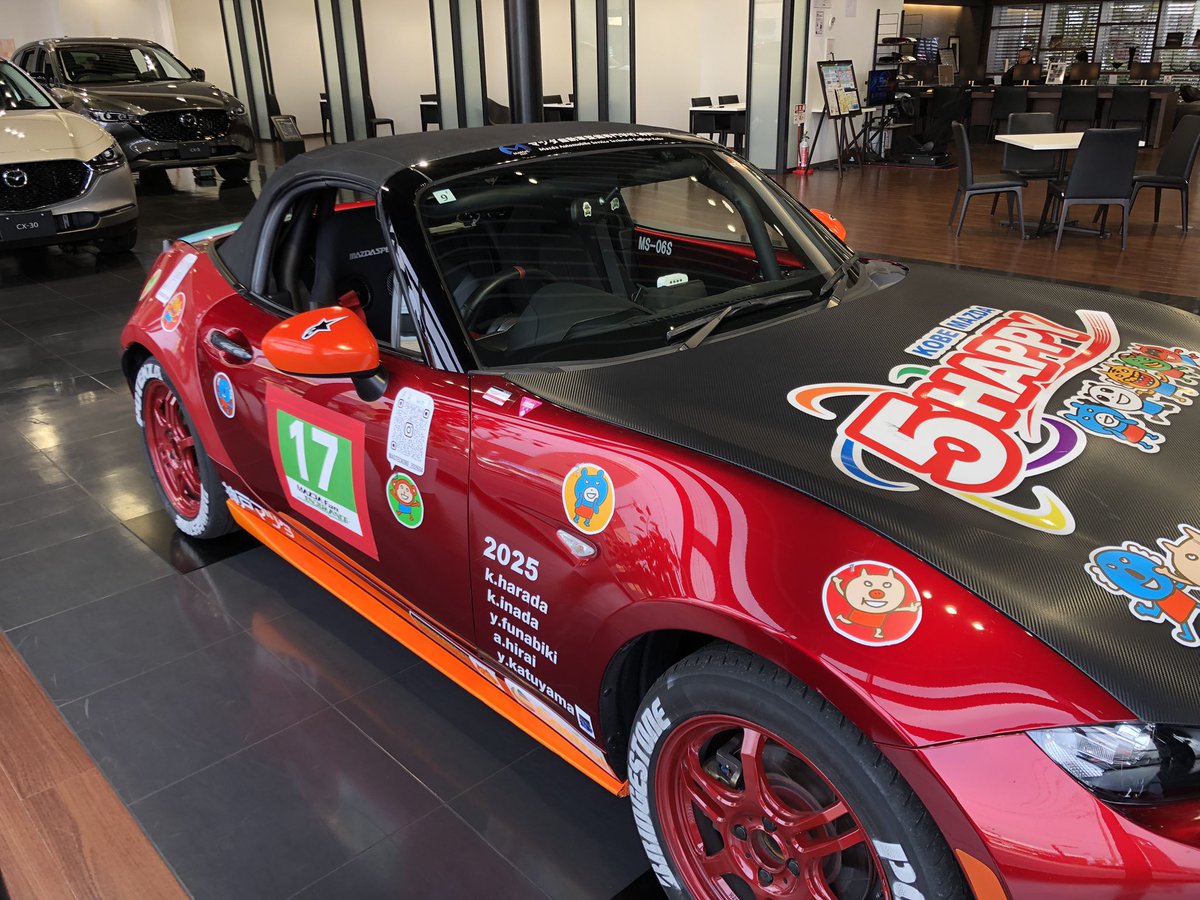 akibo33's tweet photo. 神戸マツダ宝塚店に
レースカーを見に行きました😊

運転席に座らせて貰いましたが、
閉所恐怖症の人には怖いかも…💦

 #神戸マツダ
 #神戸マツダ宝塚店
 #ロードスター https://t.co/oJEAhywaZ8