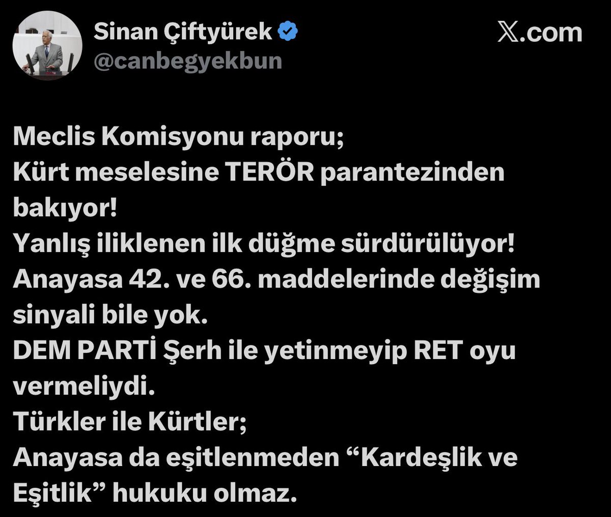 Türkler ve Kürtler Anayasa’da eşit olamaz, olmamalı.
O eşitliğin ne anlama geldiğini, ülkeyi nereye götüreceğini düşündünüz mü?
O eşitlik ülkeyi bölmekten beter eder, yıkar, yok eder.
Etnisiteye bakmadan 86 milyon vatandaş eşit olmalı.
Türklerin ve Kürtlerin eşit olması değil.