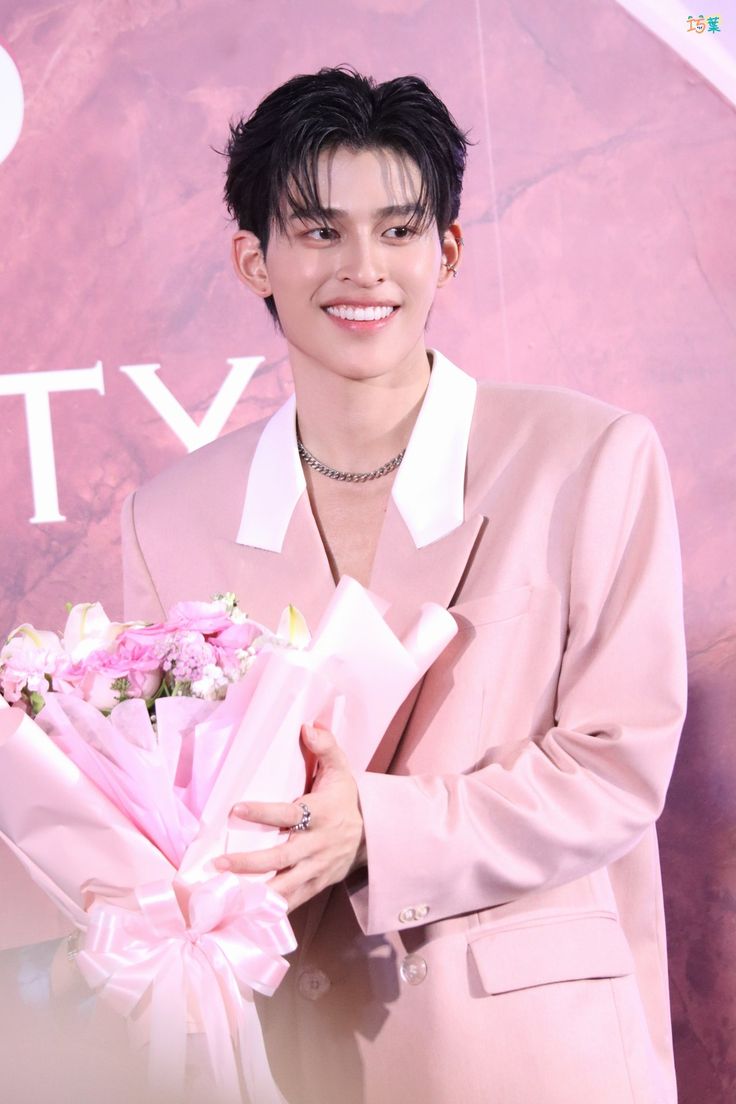 -ขึ้นมาเป็นหัวหน้าครอบครัวตั้งแต่  20   
-คนที่วางแผนชีวิตแบบโคตรเป็นสเต็ปว่าต้องเรียนอะไร ทำยังไงเพื่อให้ฐานะทางบ้านดีขึ้น เพราะหวังว่าจบไปมันจะทำให้แม่กับน้องสบายขึ้น
-คนที่สู้กับทุกเรื่อง  พยายามทุกอย่างเพื่อทำงานให้สมกับที่ได้รับโอกาส  

คนที่สู้มาขนาดนี้เอาไรมาไม่เก่ง;'(