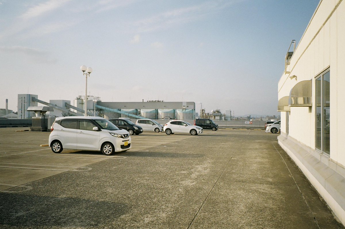 yamsan's tweet photo. YAMPHOTO, CONTAX TVSとフジグラン宇部の屋上駐車場
https://t.co/tzO0JTqcwS

#フィルム写真
#フィルムカメラ
#filmcamera
#CONTAXTVS
#CONTAX
#CarlZeiss
#35mm 
#filmphotography
#KODAK
#KODAKColorPlus200
#ColorPlus200 https://t.co/U9gfK9dOfH