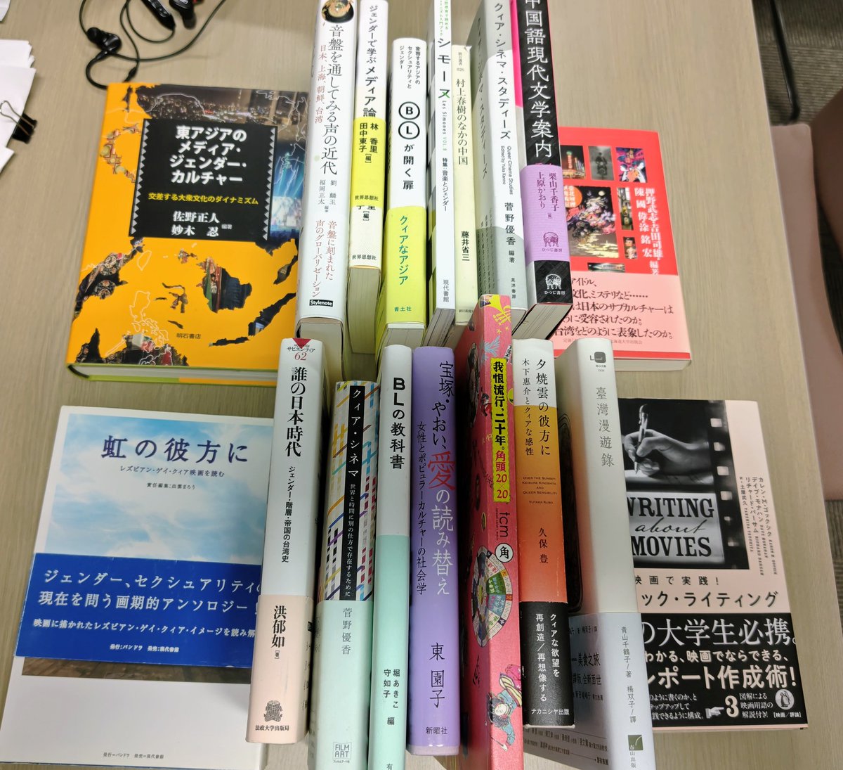 修士論文を書き終えた学生が貸していた本を返しに来た。こんなにいっぱい貸してたっけ。