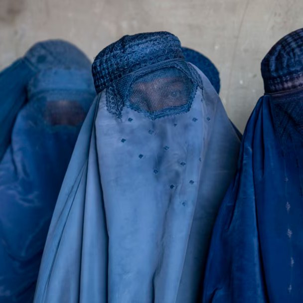 Taliban, kemik kırılmadığı ya da açık yara oluşmadığı sürece erkeklerin eşlerini ve çocuklarını dövmesine izin verdi. (NTV)