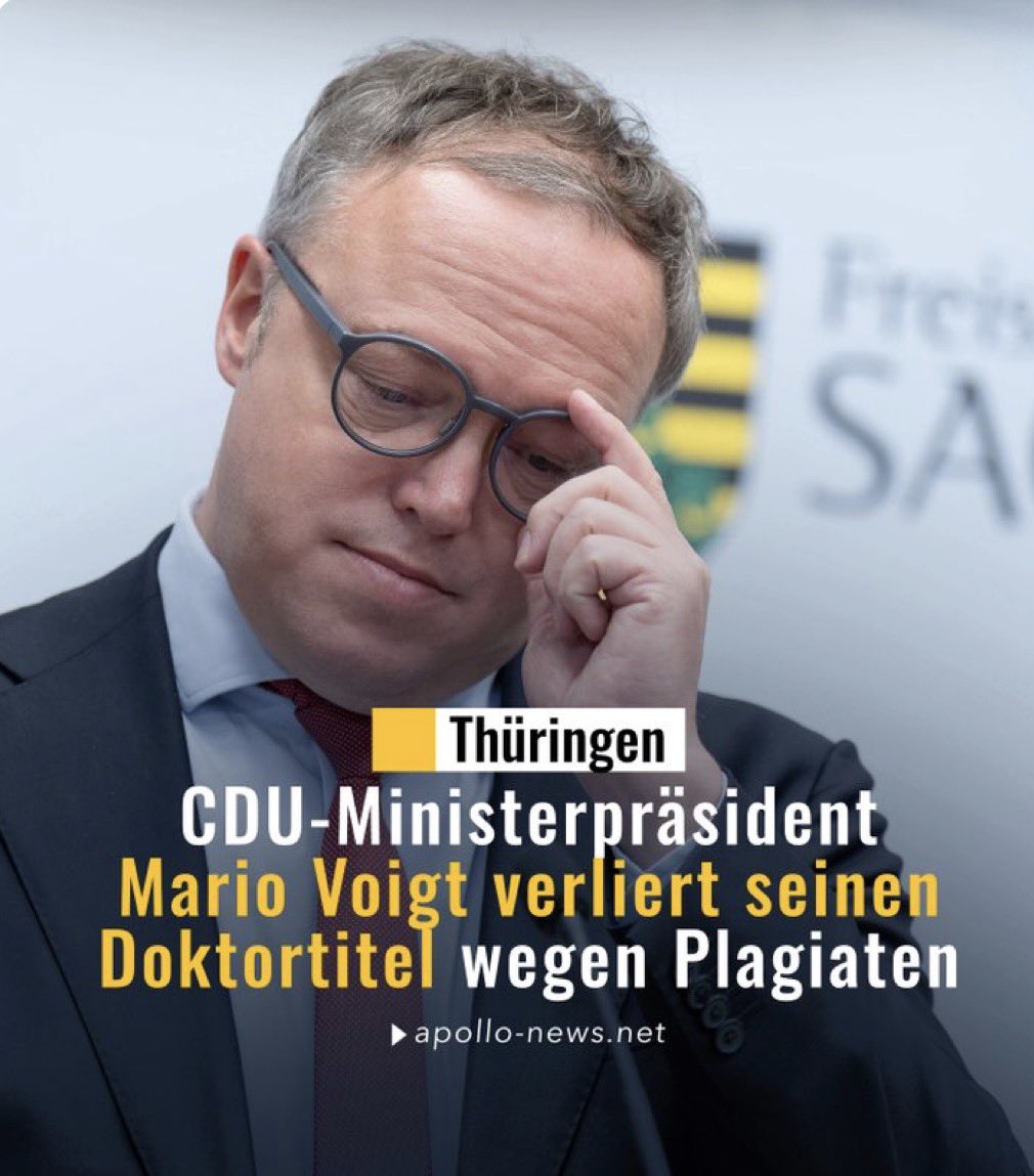 Das ist Mario Voigt. Er ist CDU-Mitglied und Ministerpräsident von Thüringen.

Er ist auch Mitglied im MDR-Rundfunkrat, hat sich aber seit 2 Jahren nicht blicken lassen. Trotzdem hat er ~18.000 € kassiert.

Doktor ist er auch nicht mehr.

Was stimmt da mit dem Charakter nicht❓