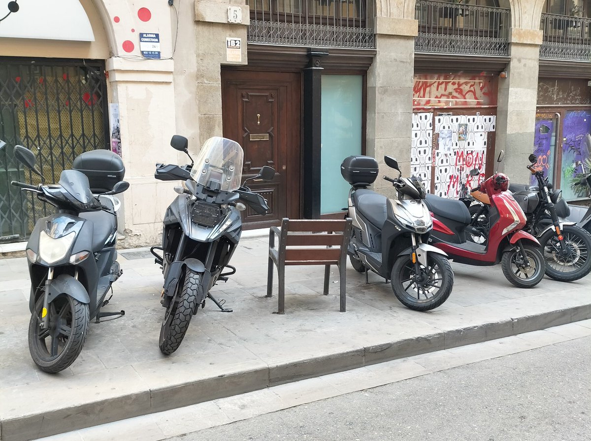 Els veïns de Barcelona presenten 10 queixes al dia per motos aparcades a les voreres, segons informa la regidora de Mobilitat <a href="/laiabonetrull/">Laia Bonet</a> i desfà el mite que <les motos no molesten>.

Fins quan permetrem que segueixin incomodant als vianants?

<a href="/ClubRACC/">RACC Mobility Club</a> <a href="/elmonarac1/">El món a RAC1</a>