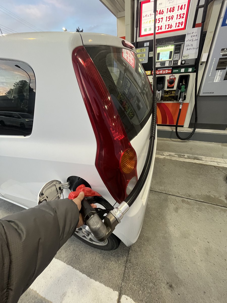 みんな律儀に給油口の方向でならんでるけど、よっぽど大きい車じゃない限り反対でも入れられるよ